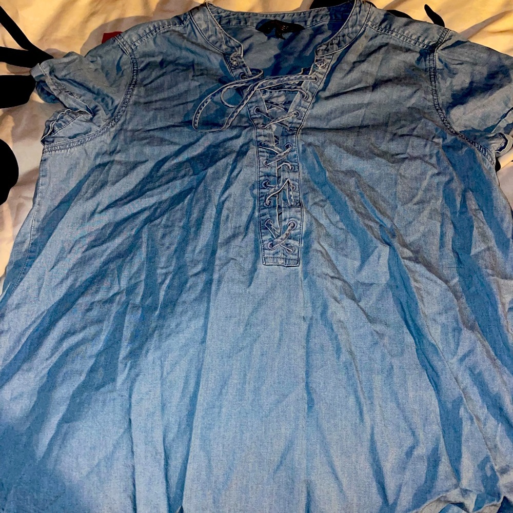 Shortsleeved shirt middle strings